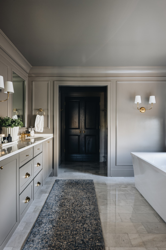 Example of a transitional bathroom design in Chicago