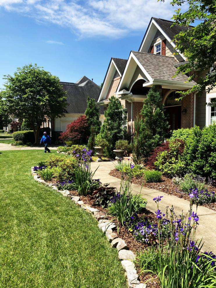 Design ideas for a large traditional full sun front yard water fountain landscape in Other.