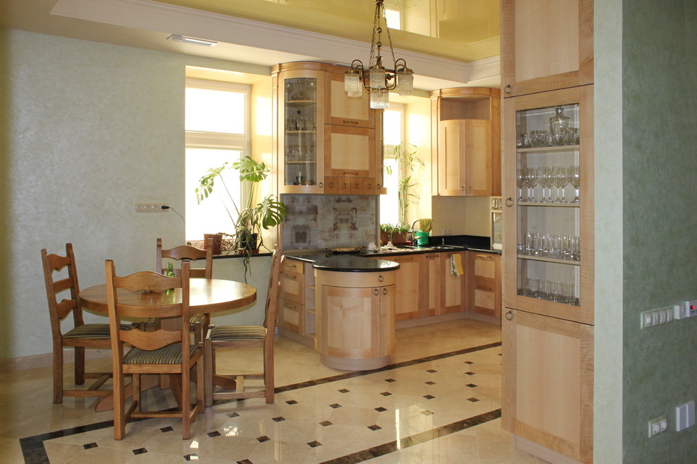 Кухня с кленовым фасадом и всякими хитростями