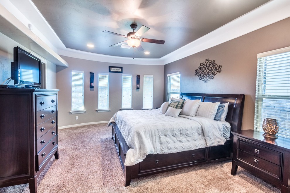 Inspiration for a transitional home design remodel in Austin