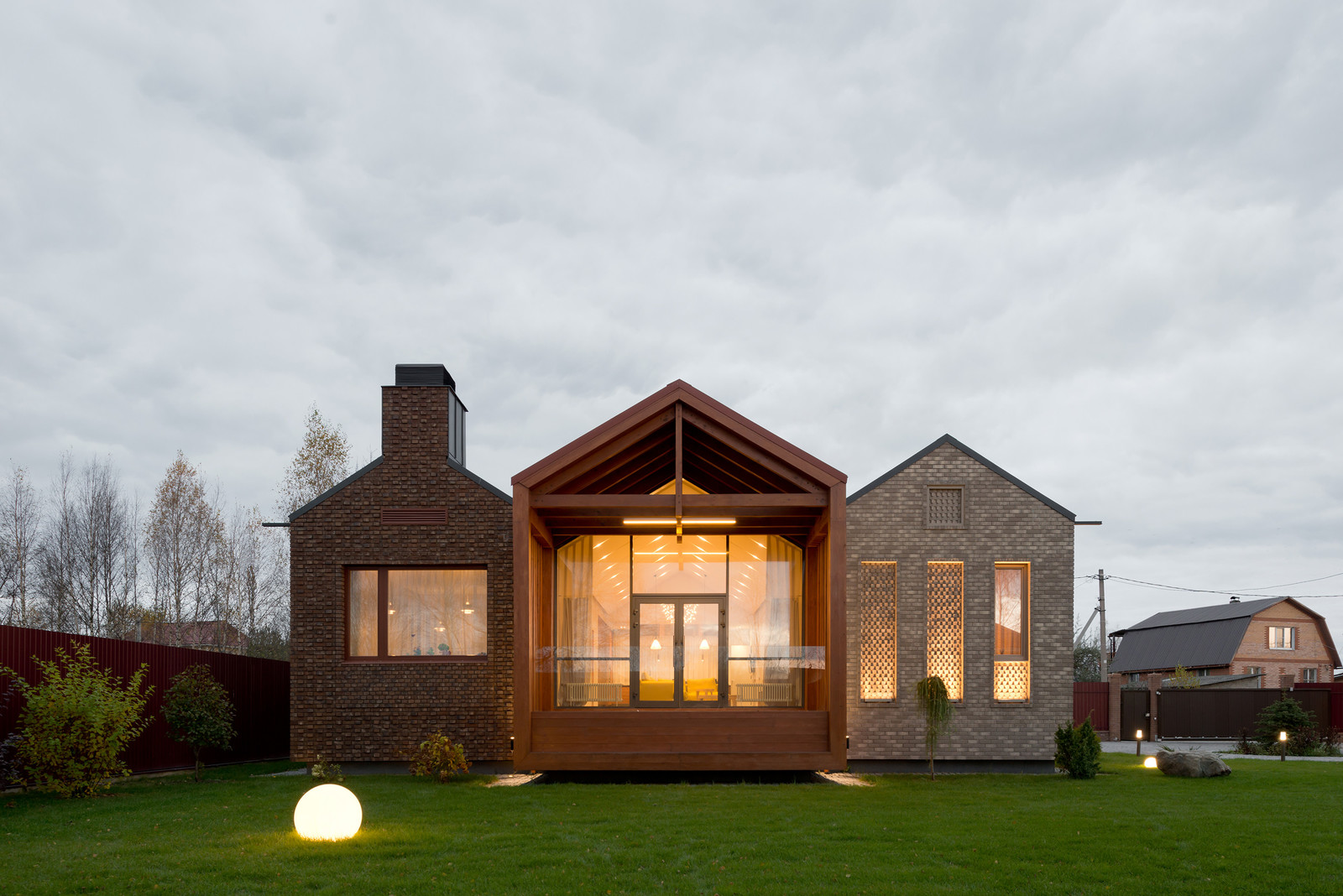 Дом в Шатуре, вечерняя подсветка.