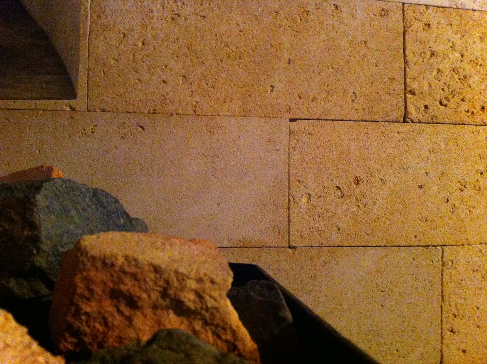 Угловая  перегородка из камня