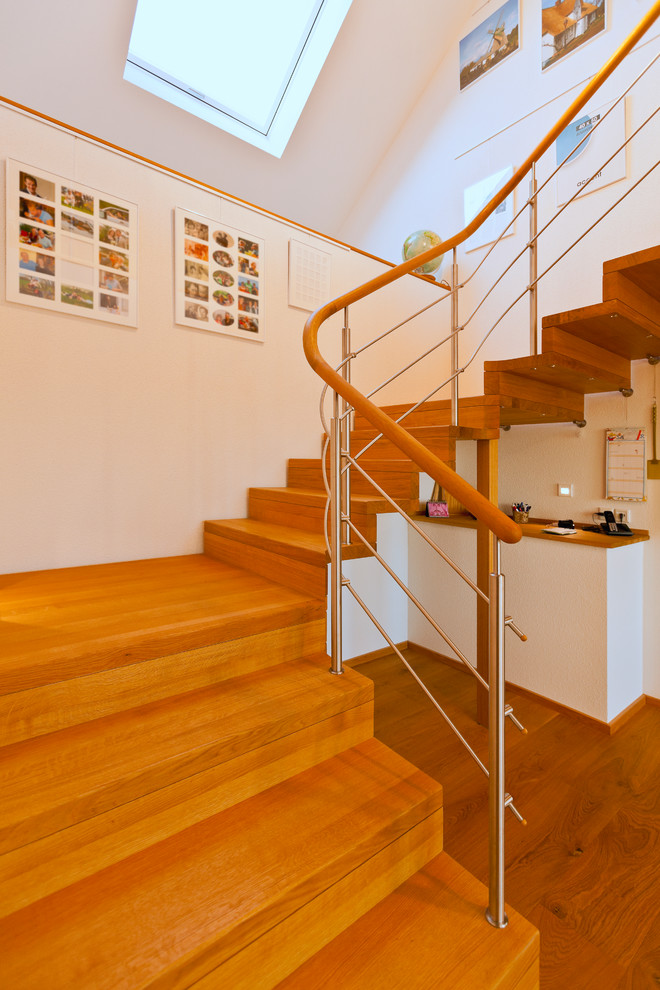 Mittelgroße Moderne Holztreppe in U-Form mit Holz-Setzstufen und Stahlgeländer in Stuttgart