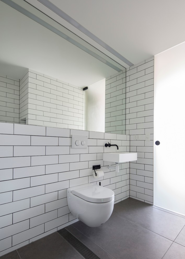 Inspiration for a modern bathroom in Sydney.