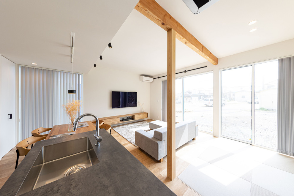 Пример оригинального дизайна: открытая гостиная комната в стиле модернизм с белыми стенами, паркетным полом среднего тона, телевизором на стене, потолком с обоями и обоями на стенах без камина
