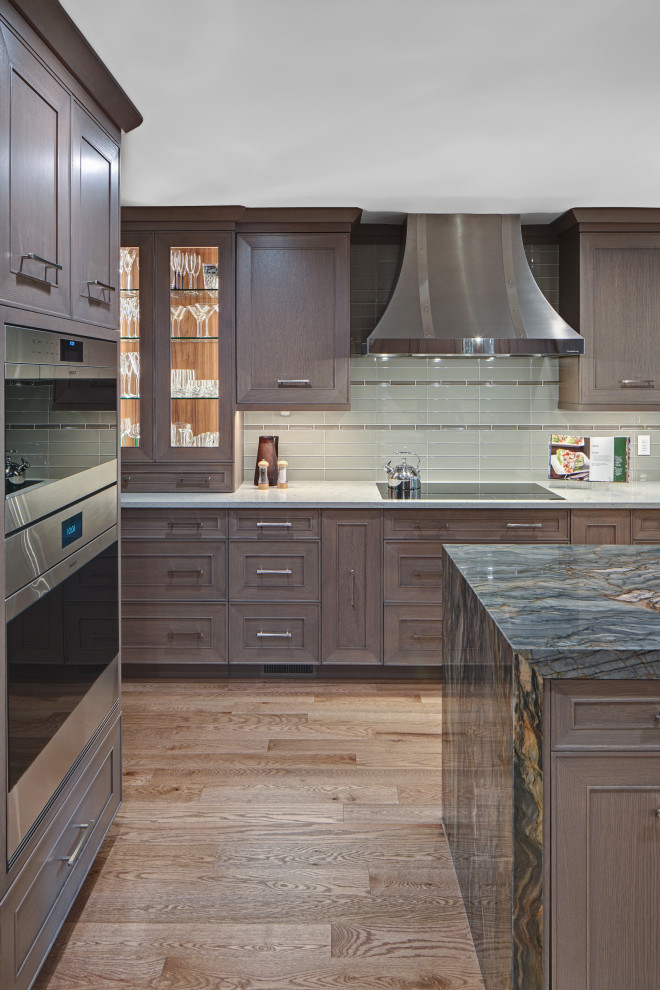 Example of a transitional kitchen design in Chicago