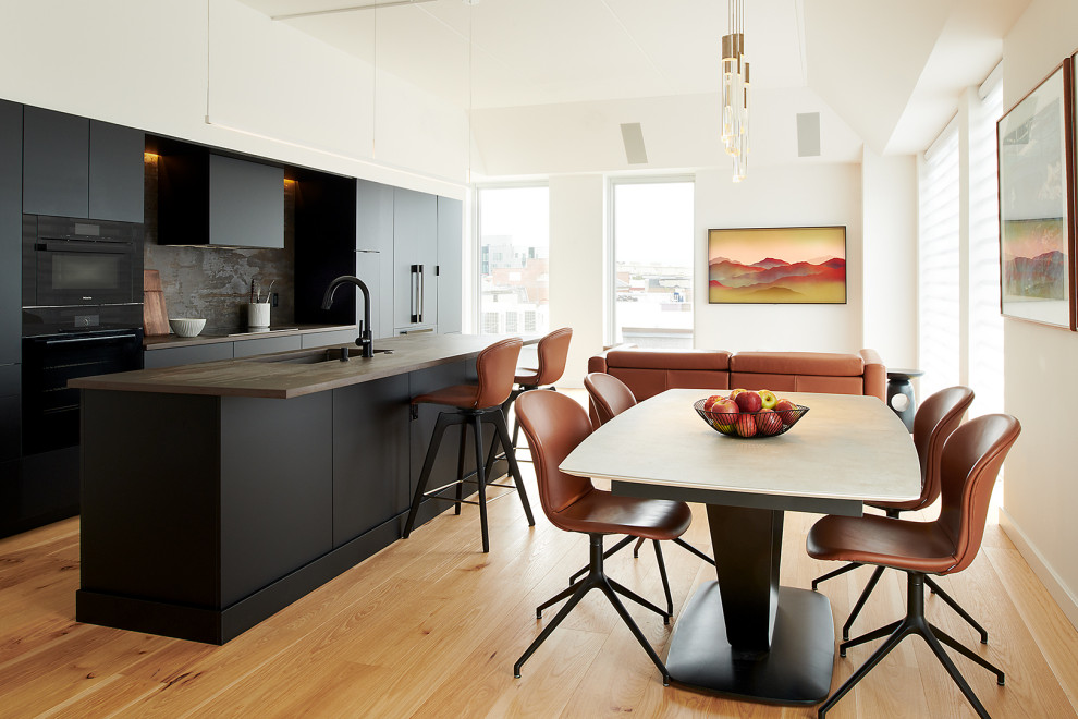 На фото: кухня-столовая среднего размера в современном стиле с полом из бамбука, коричневым полом и сводчатым потолком