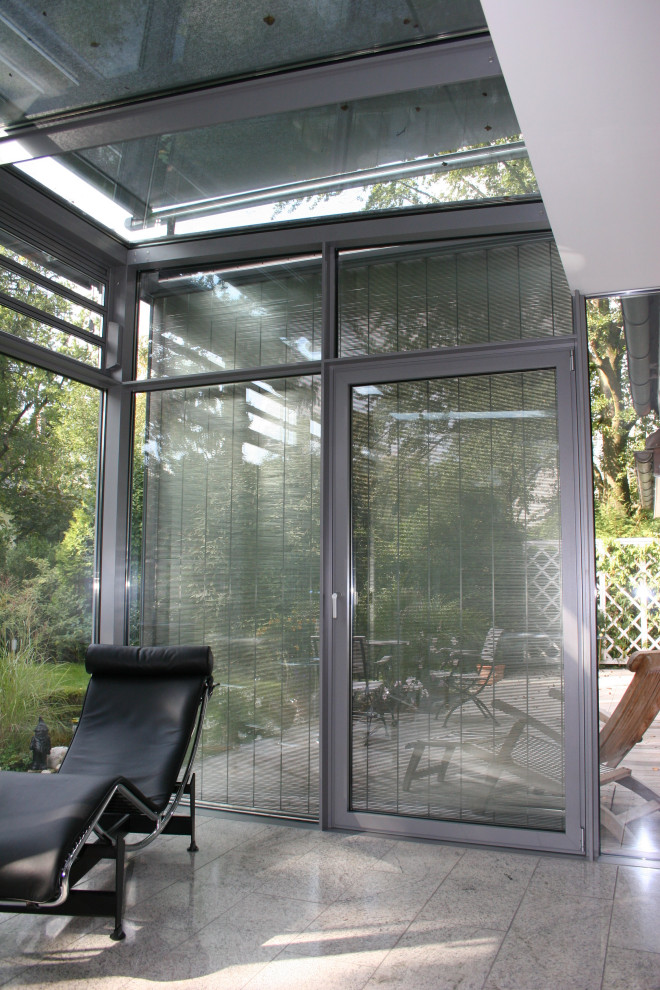 Großer Moderner Wintergarten mit Marmorboden, Glasdecke und grauem Boden in Sonstige