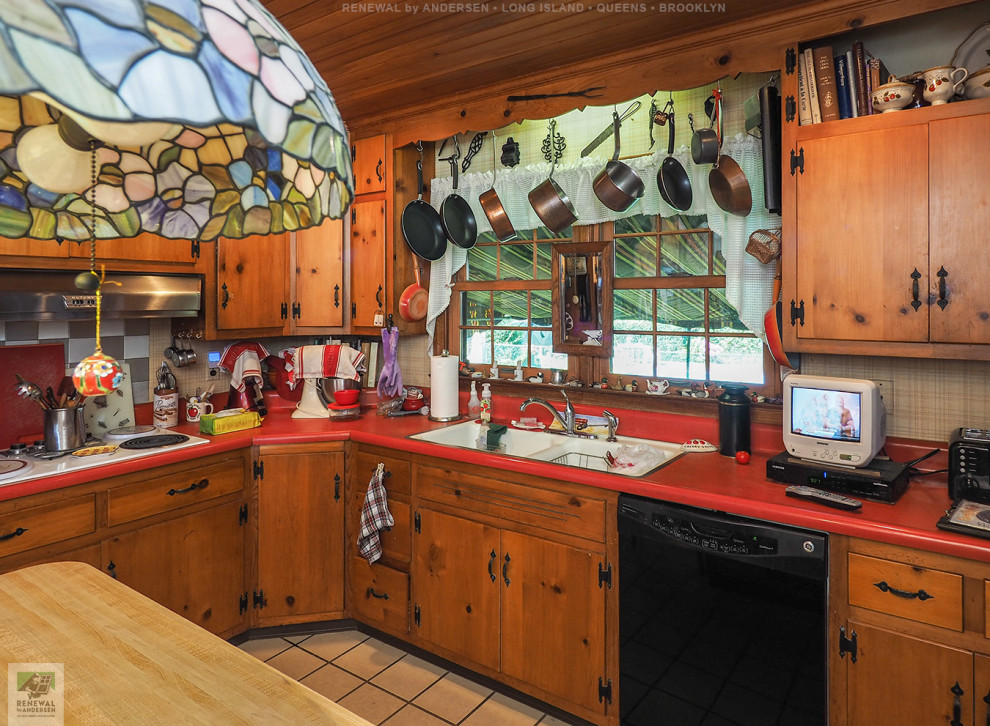 Inspiration för avskilda, mellanstora rött l-kök, med en nedsänkt diskho, skåp i mellenmörkt trä, laminatbänkskiva, beige stänkskydd, svarta vitvaror, klinkergolv i keramik, en köksö och beiget golv