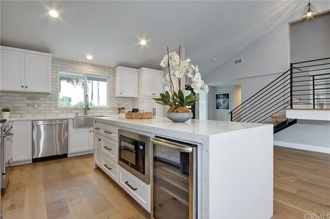 Kitchen - transitional kitchen idea in Orange County