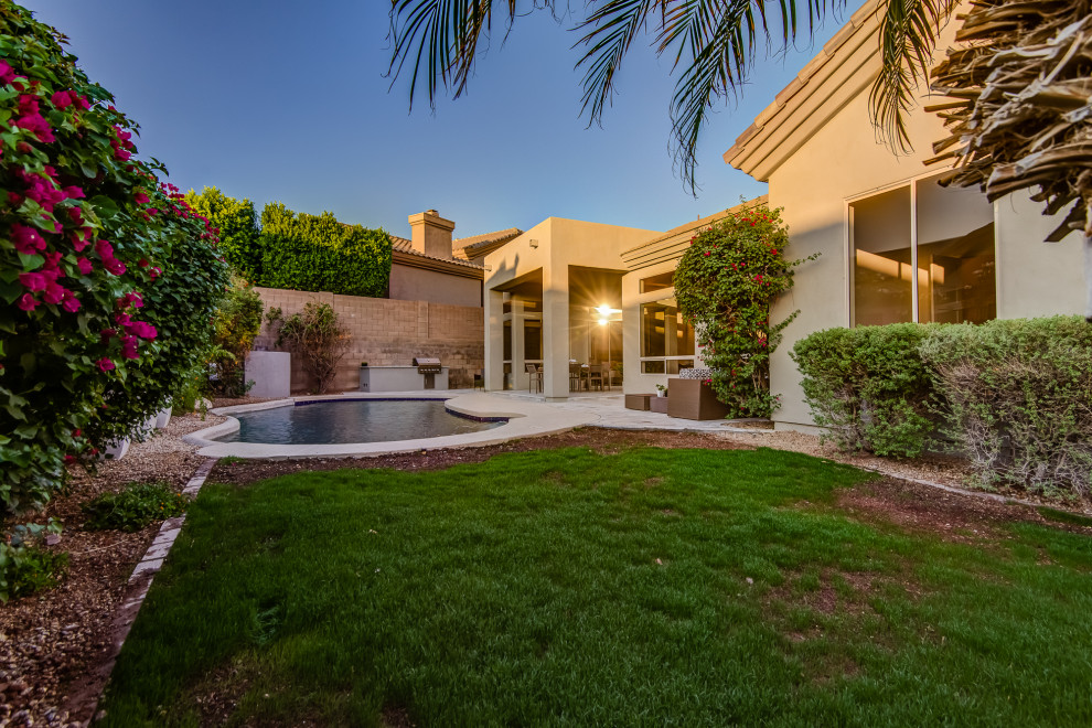 Home design - transitional home design idea in Phoenix