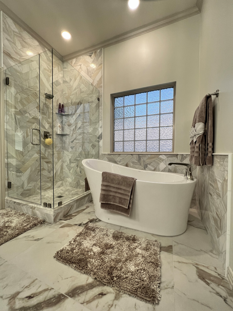 Modern inredning av ett mellanstort en-suite badrum, med ett fristående badkar, beige kakel, marmorkakel, beige väggar, klinkergolv i porslin, beiget golv och dusch med gångjärnsdörr