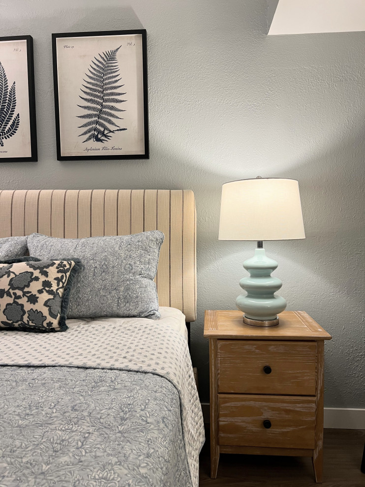 Пример оригинального дизайна: гостевая спальня среднего размера, (комната для гостей) в стиле кантри с синими стенами, полом из винила и коричневым полом