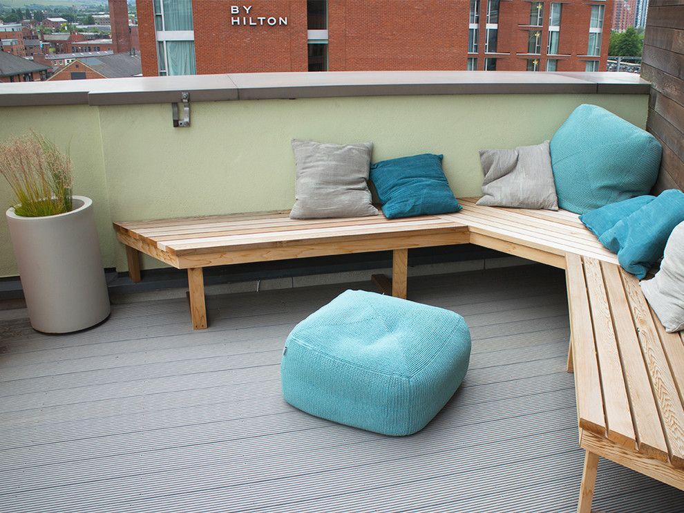 Photo of a mid-sized contemporary rooftop deck in Other with a container garden.