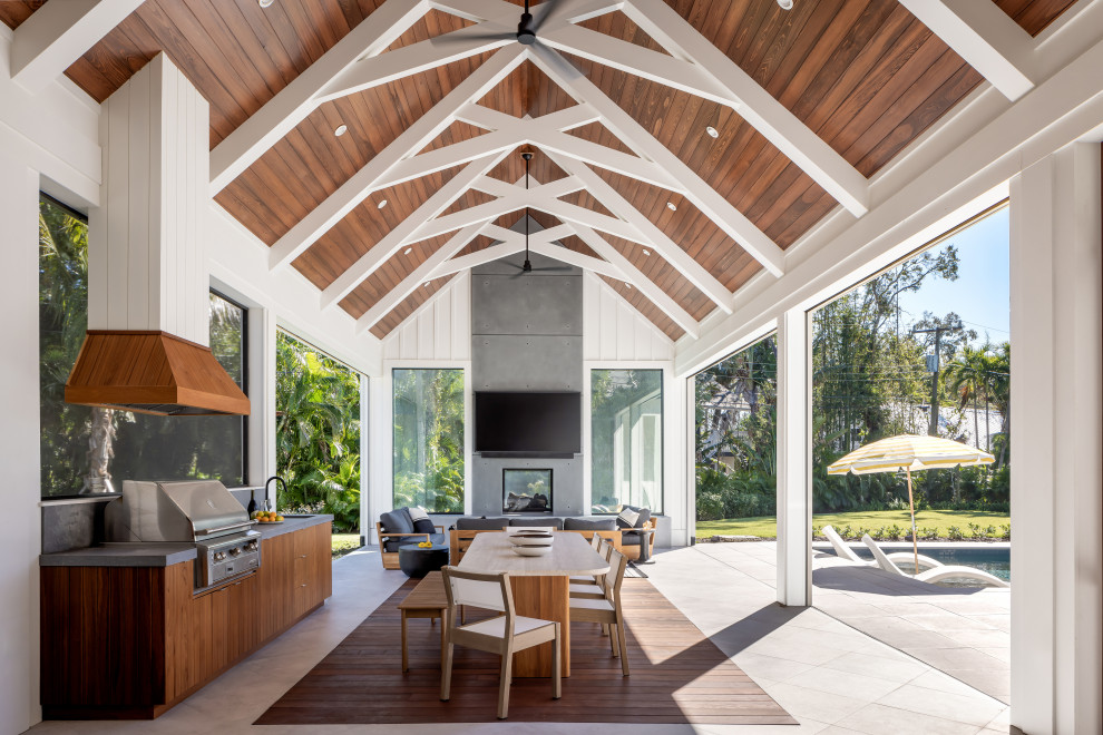 Inspiration for a transitional porch remodel in Tampa