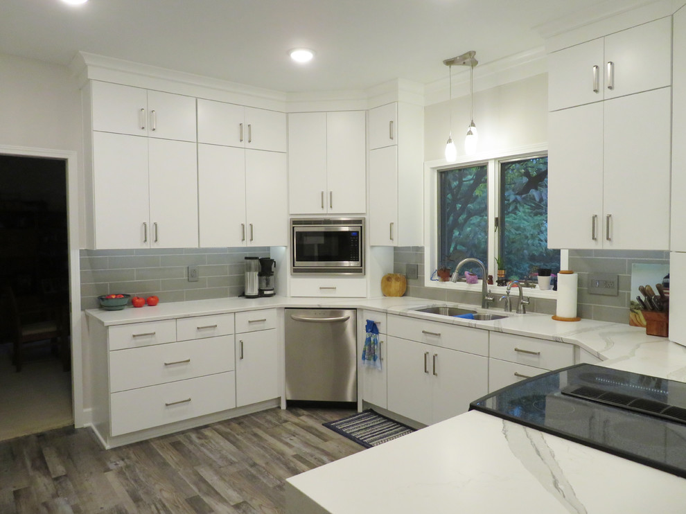 Kitchen - transitional kitchen idea in Grand Rapids
