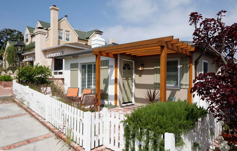 Design ideas for a small contemporary exterior in Los Angeles.