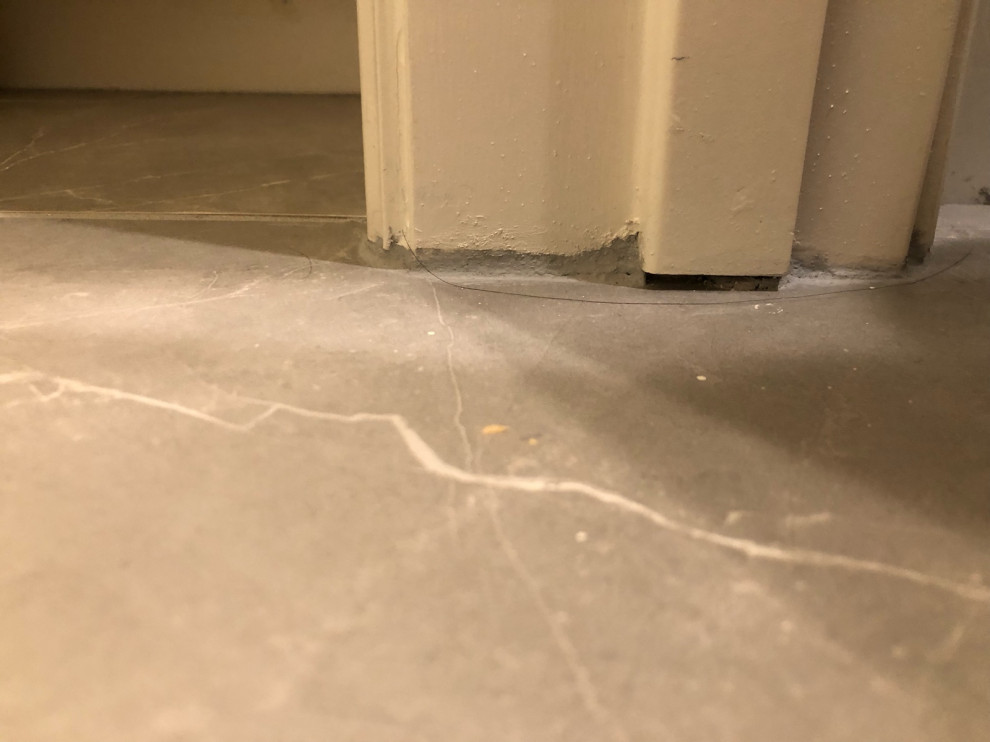 should bathroom floors be caulked from floor to baseboards?