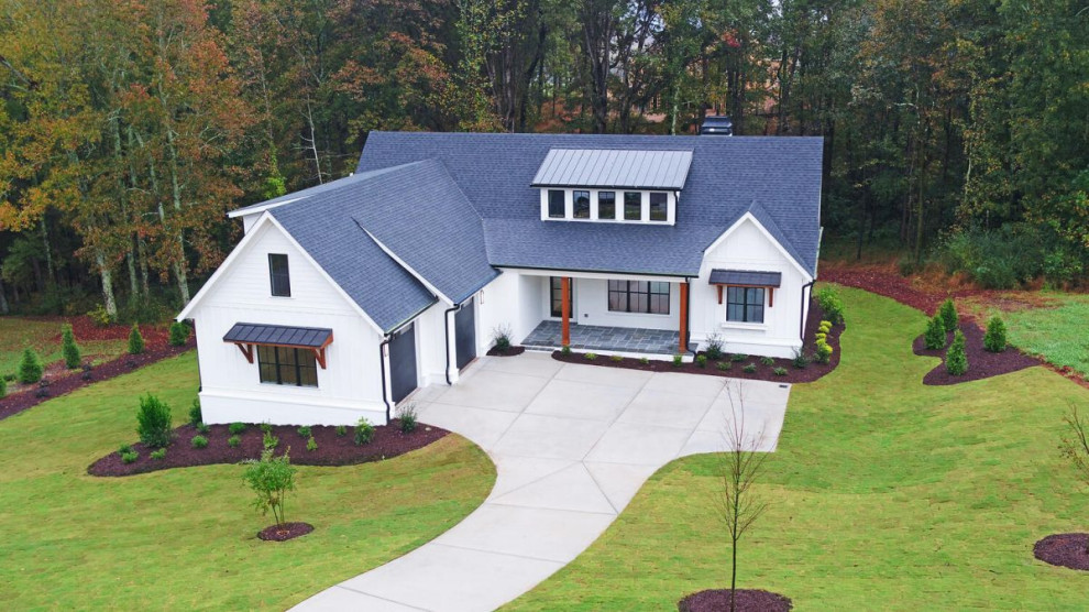 Inspiration for a transitional home design remodel in Atlanta