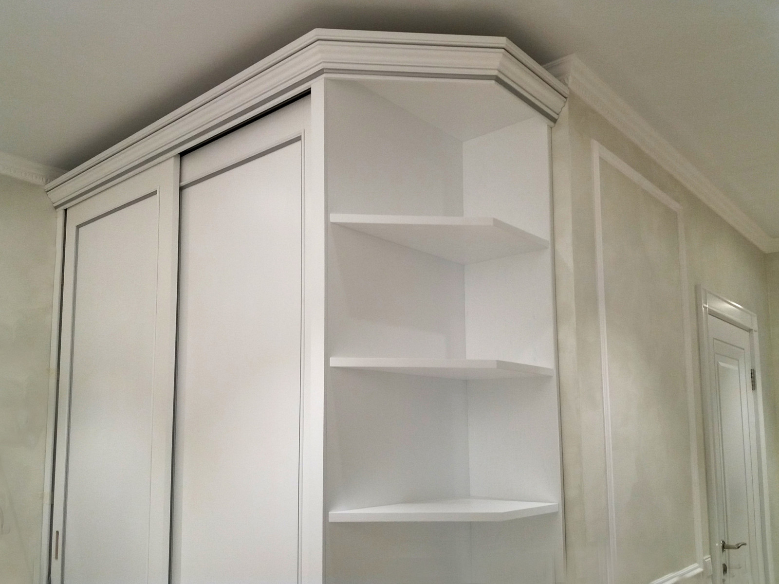 Двухкомнатная квартира в светлых тонах.