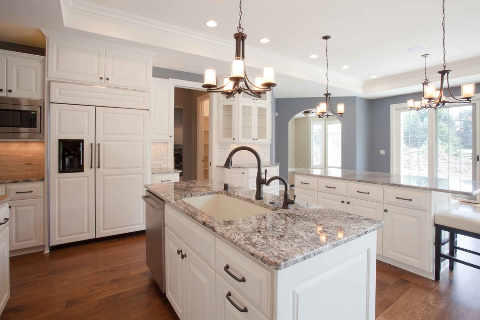 Transitional kitchen photo in Milwaukee