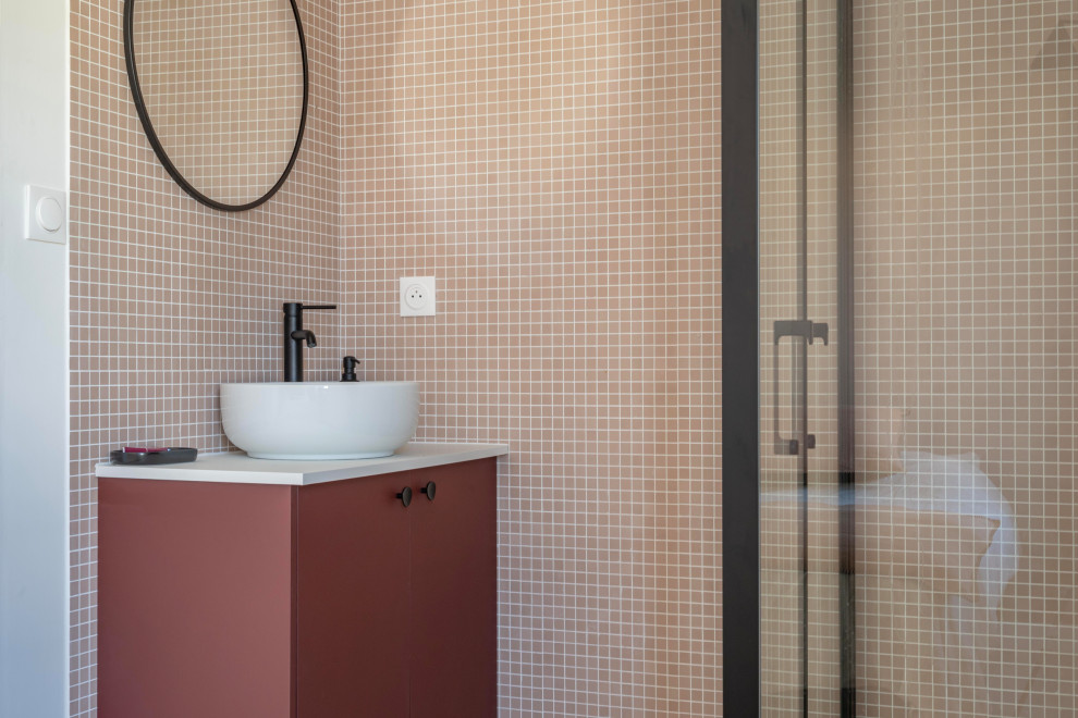 На фото: ванная комната среднего размера в стиле модернизм с душем без бортиков, розовой плиткой, керамической плиткой, белыми стенами, душевой кабиной, накладной раковиной, столешницей из ламината, белой столешницей, окном и тумбой под одну раковину с