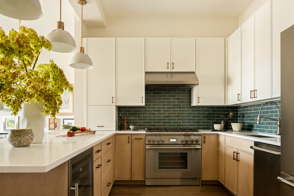 Idéer för att renovera ett mellanstort eklektiskt vit vitt kök, med en undermonterad diskho, skåp i shakerstil, vita skåp, bänkskiva i kvartsit, blått stänkskydd, stänkskydd i terrakottakakel, rostfria vitvaror, mörkt trägolv, en köksö och brunt golv