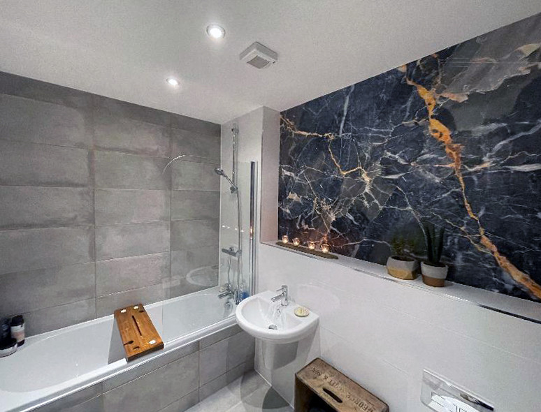 Свежая идея для дизайна: главная ванная комната среднего размера в современном стиле с синими стенами, акцентной стеной и обоями на стенах - отличное фото интерьера