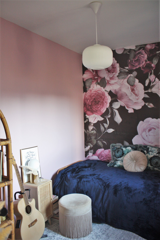 Источник вдохновения для домашнего уюта: маленькая гостевая спальня (комната для гостей) в современном стиле с розовыми стенами, полом из ламината, серым полом и обоями на стенах без камина для на участке и в саду