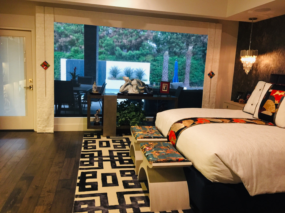 Mittelgroßes Modernes Hauptschlafzimmer mit weißer Wandfarbe, braunem Holzboden, braunem Boden, eingelassener Decke und Tapetenwänden in San Francisco