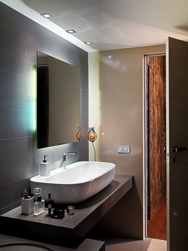 Ispirazione per una stanza da bagno padronale design di medie dimensioni con vasca da incasso, un lavabo e mobile bagno sospeso