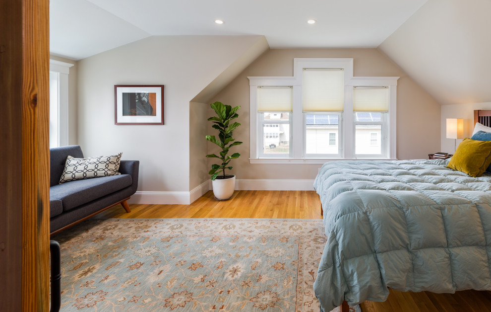 Mittelgroßes Klassisches Hauptschlafzimmer mit beiger Wandfarbe, braunem Holzboden und gewölbter Decke in Boston