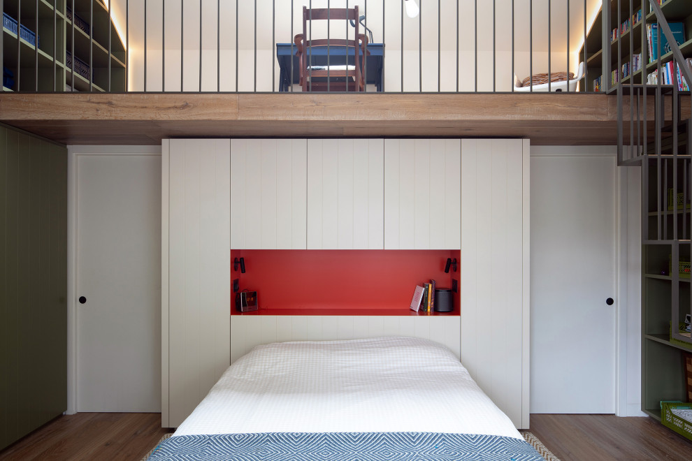 Foto på ett litet funkis könsneutralt tonårsrum kombinerat med sovrum, med vita väggar, brunt golv och mellanmörkt trägolv