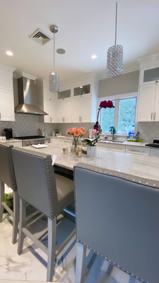 Exempel på ett eklektiskt vit vitt kök, med en undermonterad diskho, skåp i shakerstil, vita skåp, granitbänkskiva, stänkskydd med metallisk yta, stänkskydd i mosaik, rostfria vitvaror, klinkergolv i porslin, en köksö och gult golv