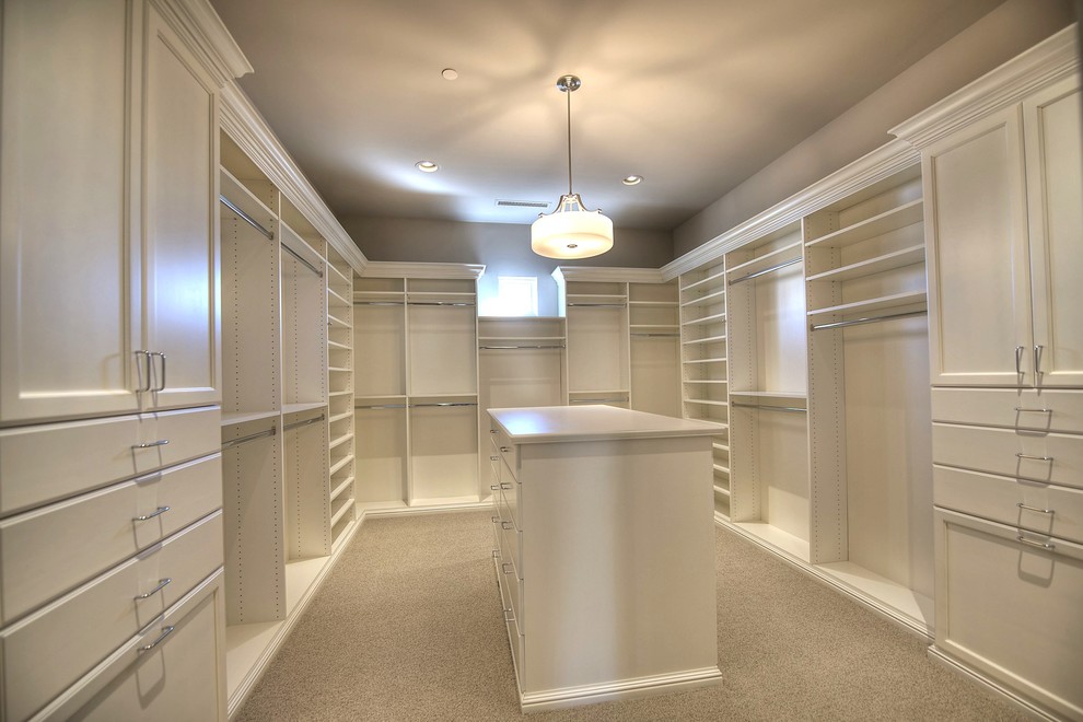 Пример оригинального дизайна: большая гардеробная комната с белыми фасадами и ковровым покрытием