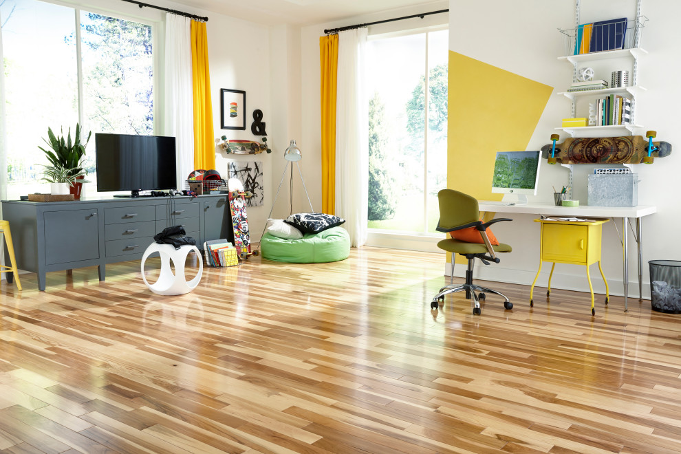 Foto de dormitorio infantil moderno con paredes amarillas y suelo de madera clara