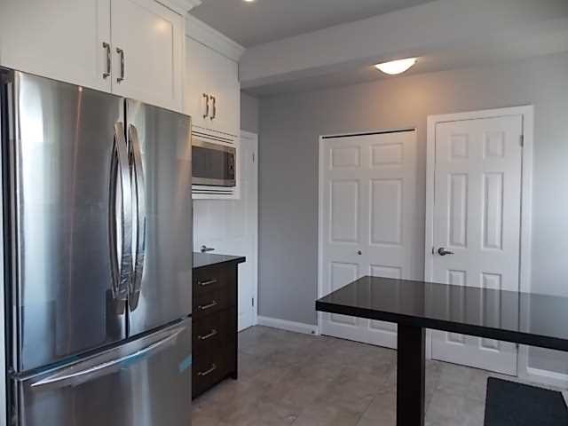 Transitional kitchen photo in Toronto
