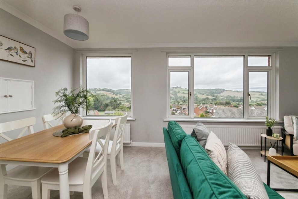 4 Woodleigh Close - Stage To Sell