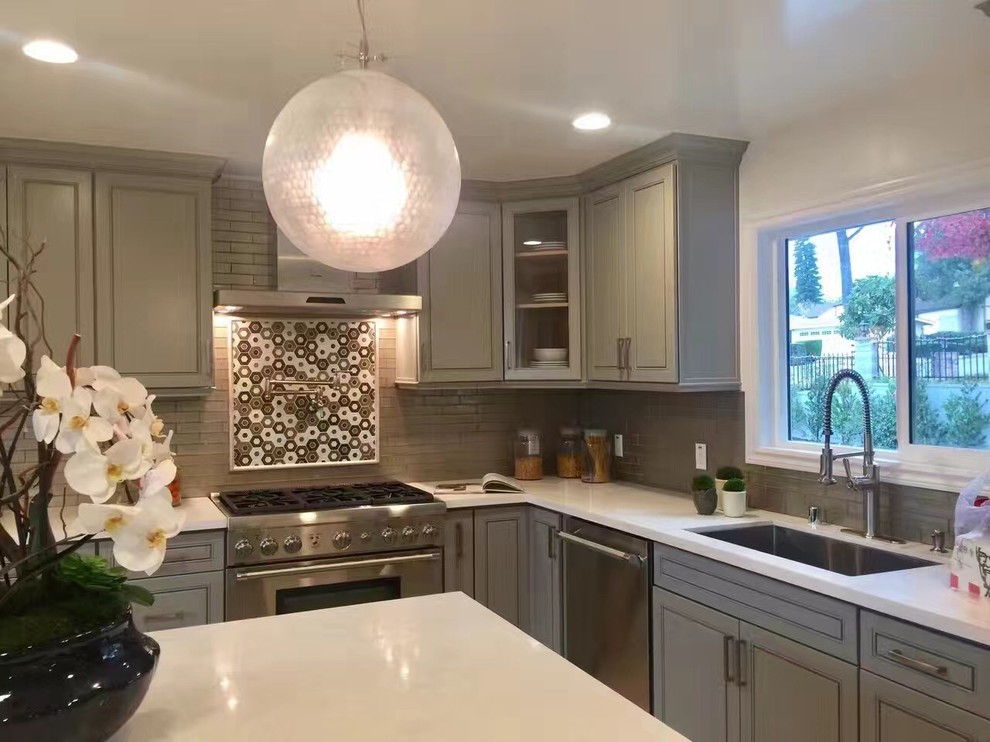 This is an example of a mid-sized modern u-shaped eat-in kitchen in Los Angeles with an undermount sink, shaker cabinets, grey cabinets, soapstone benchtops, grey splashback, porcelain splashback, stainless steel appliances, travertine floors and with island.