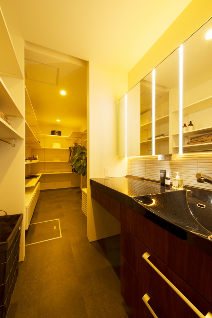 大人の時間を愉しむ上質空間の家 minimalistisch-ankleidezimmer