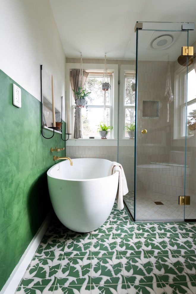 Réalisation d'une salle de bain bohème avec un sol en carrelage de céramique et un sol multicolore.