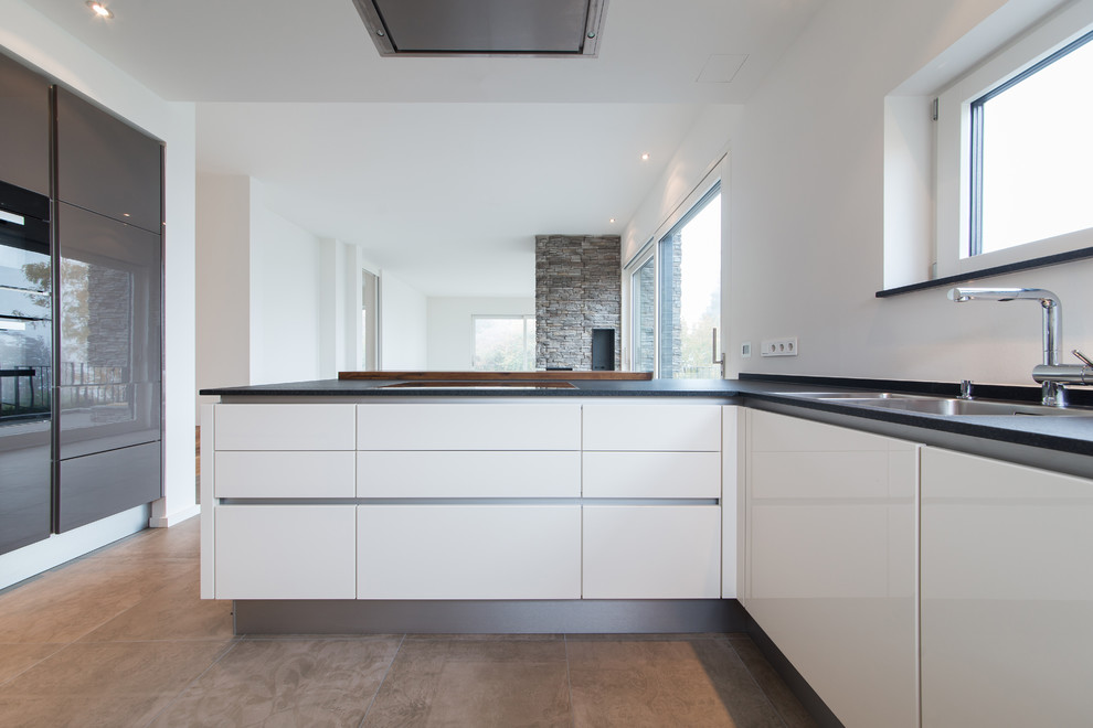 Design ideas for a contemporary kitchen in Frankfurt.