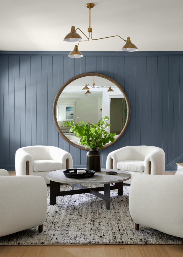 Bild på ett lantligt vardagsrum, med ett finrum, blå väggar och mellanmörkt trägolv