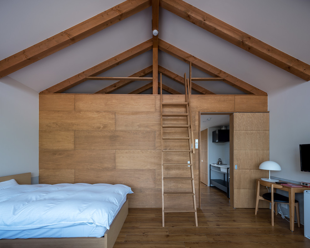 На фото: спальня в стиле модернизм с белыми стенами, паркетным полом среднего тона и коричневым полом с