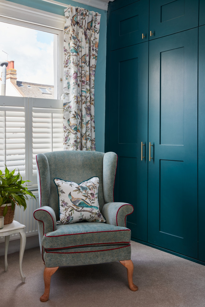 Источник вдохновения для домашнего уюта: хозяйская спальня среднего размера в современном стиле с синими стенами, ковровым покрытием и бежевым полом