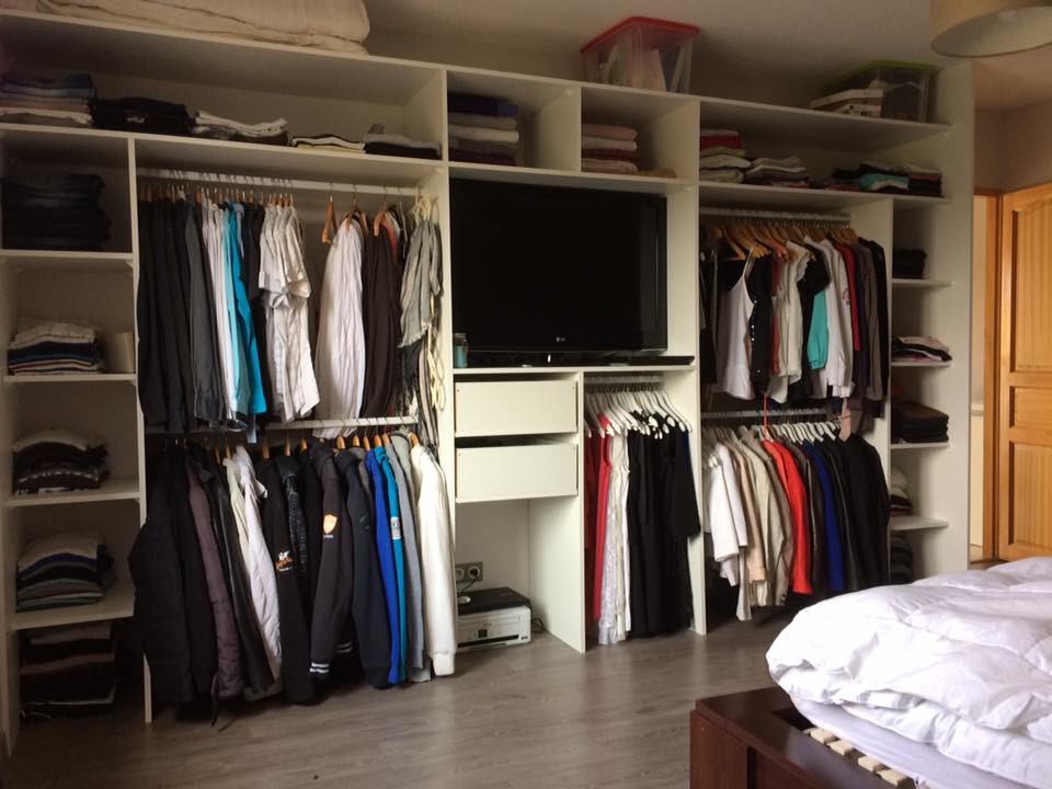 Modelo de armario y vestidor minimalista grande