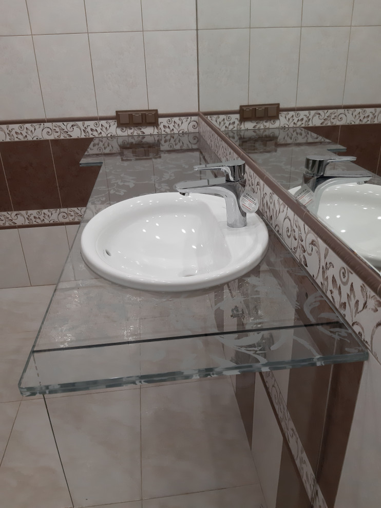 Столешница из осветленного стекла с пескоструйной обработкой для ванной комнаты