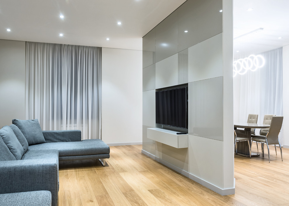 Просторная квартира с 2 спальнями в серых тонах.