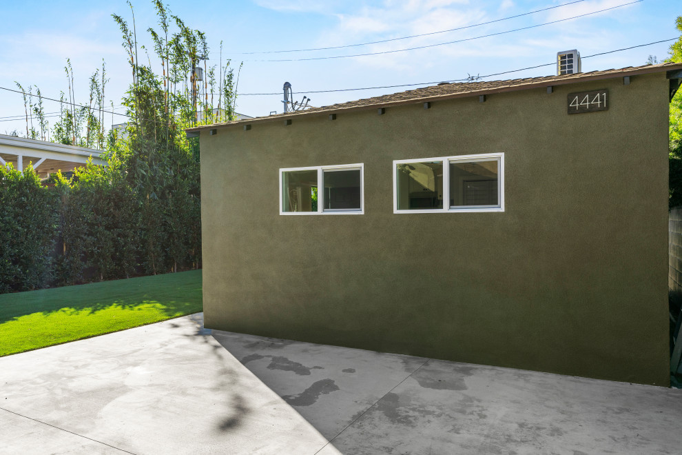 Mittelgroßes, Einstöckiges Modernes Tiny House mit gestrichenen Ziegeln, grüner Fassadenfarbe, Flachdach, Schindeldach, grauem Dach und Schindeln in Los Angeles