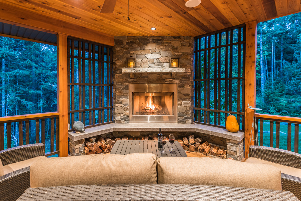 Mountain style deck photo in Vancouver